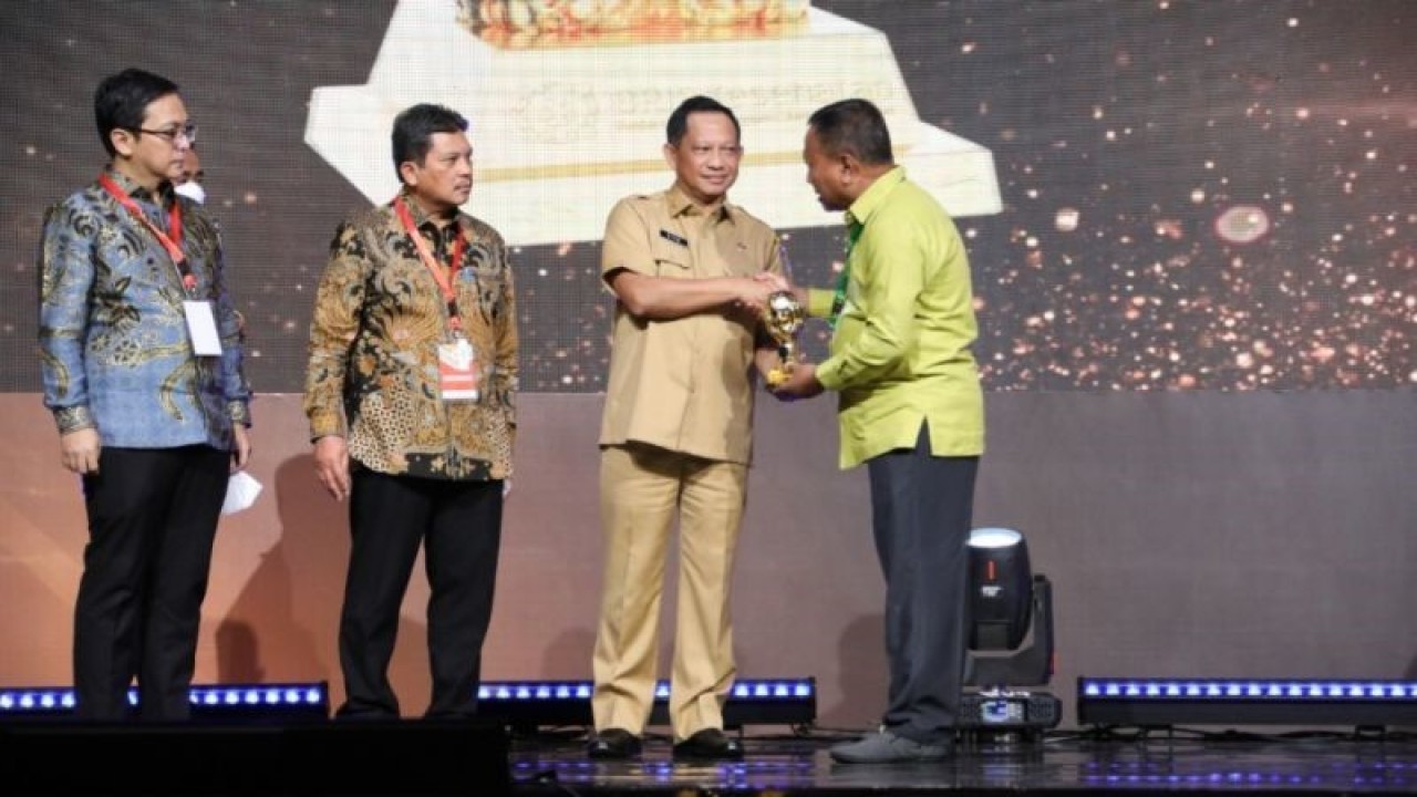 Pemerintah Provinsi Gorontalo menerima penghargaan UHC Award dari pemerintah pusat, diterima langsung Staf Ahli Bidang Kemasyarakatan dan SDM, Josef P. Koton. (ANTARA/HO-Diskominfofik)