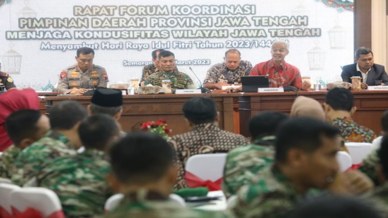 Gubernur Jawa Tengah Ganjar Pranowo memimpin Rapat Forum Koordinasi Pimpinan Daerah Provinsi Jateng di Semarang, Jumat (31/3/2023). (ANTARA/HO-Humas Pemprov Jateng)