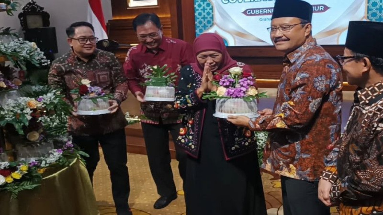 Gubernur Jatim Khofifah Indar Parawansa (tengah) memberi ucapan selamat kepada sejumlah Kepala Daerah Kabupaten/ Kota yang telah mencapai cakupan kesehatan semesta (UHC) di Gedung Negara Grahadi Surabaya, Kamis malam (23/3/2023). (ANTARA/Hanif Nashrullah)