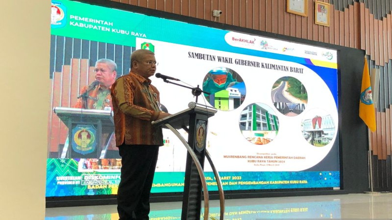 Sekda Kalbar Harisson menyampaikan sambutan Gubernur Kalbar Sutarmidji pada kegiatan Musrenbang RKPD Kubu Raya 2024 yang dilaksanakan di Kantor Bupati Kubu Raya, Kamis (Sucia Lucinda)