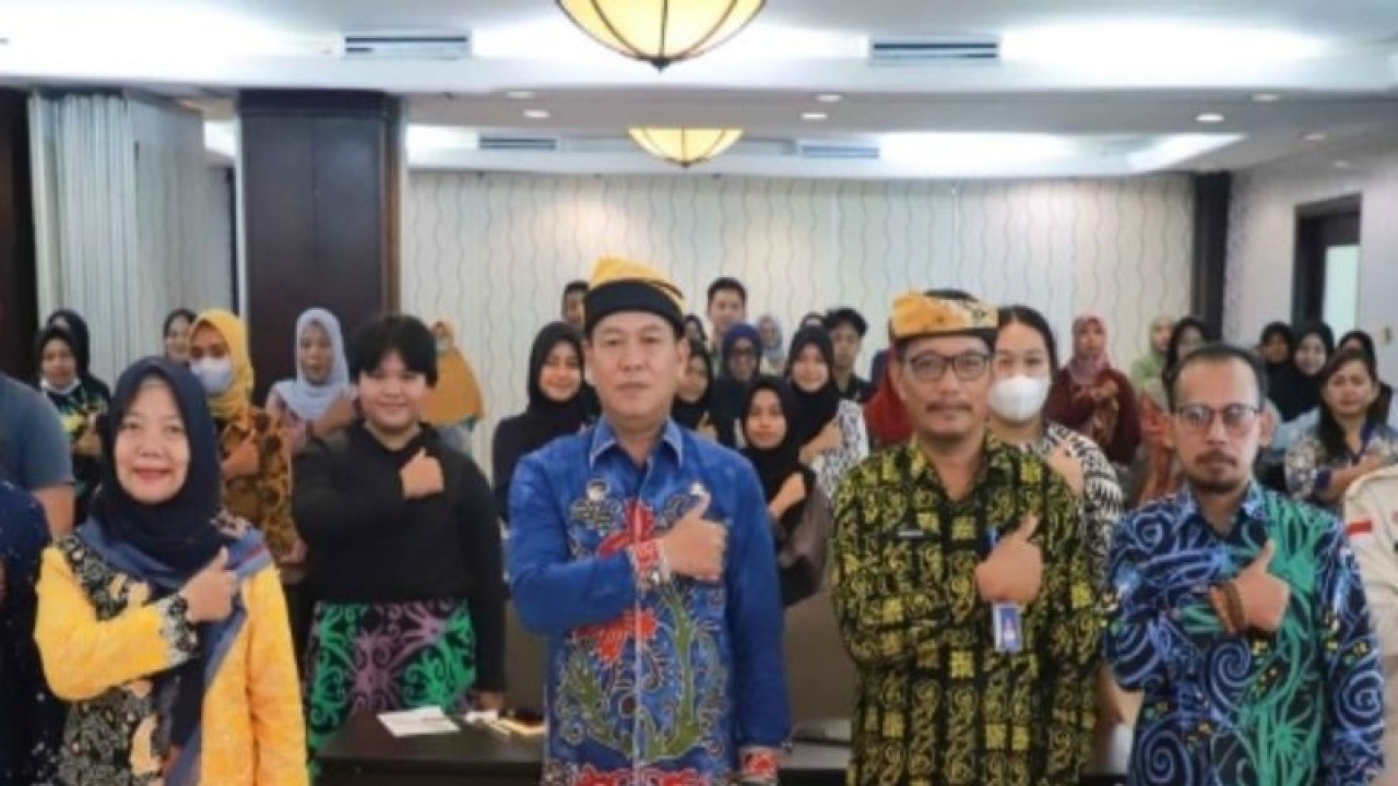 Asisten I bidang Pemerintahan dan Kesejahteraan Rakyat Pemerintah Provinsi Kalimantan Utara Datu Iqro Ramadhan (nomor dua dari kiri) membuka kegiatan Pembinaan Peningkatan Akses dan Kualitas Ketahanan Keluarga dan Remaja di Swiss-Belhotel Tarakan pada, Kamis (9/3). ANTARA/HO-DKISP Kaltara.