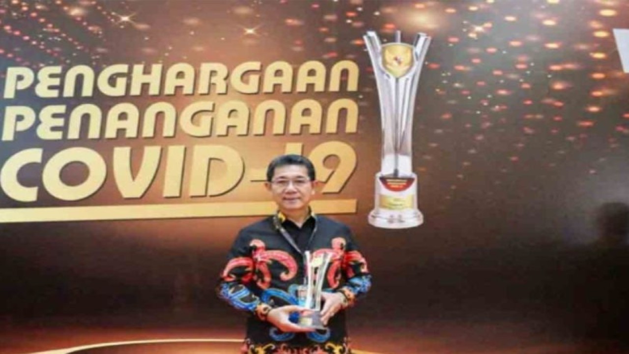 Wakil Gubernur Kalimantan Utara Yansen TP saat menerima PPKM Award di Gedung Dhanapala Kemenkeu, Jakarta, Senin (20/3/2023). ANTARA/HO-DKISP Kaltara