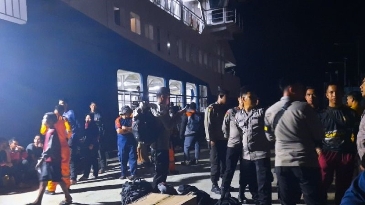 Suasana saat rombongan TNI/Polri, relawan dan keluarga korban longsor tiba di Pelabuhan PLBN Serasan, Natuna, Kepri, Rabu (8/3) malam (ANTARA-HO Pemprov Kepri)