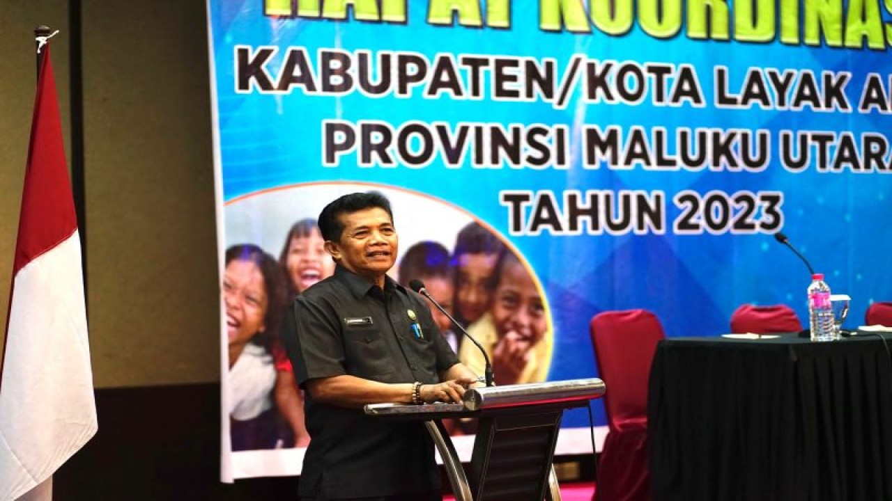 Staf Ahli Gubernur Malut, Abuhari Hamzah saat membuka kegiatan rapat koordinasi kota layak anak Provinsi Malut tahun 2023 yang diselenggarakan oleh Dinas Pemberdayaan perempuan dan anak Provinsi Malut bertempat di Bella Hotel, Kamis (9/3/2023). ANTARA/Abdul Fatah