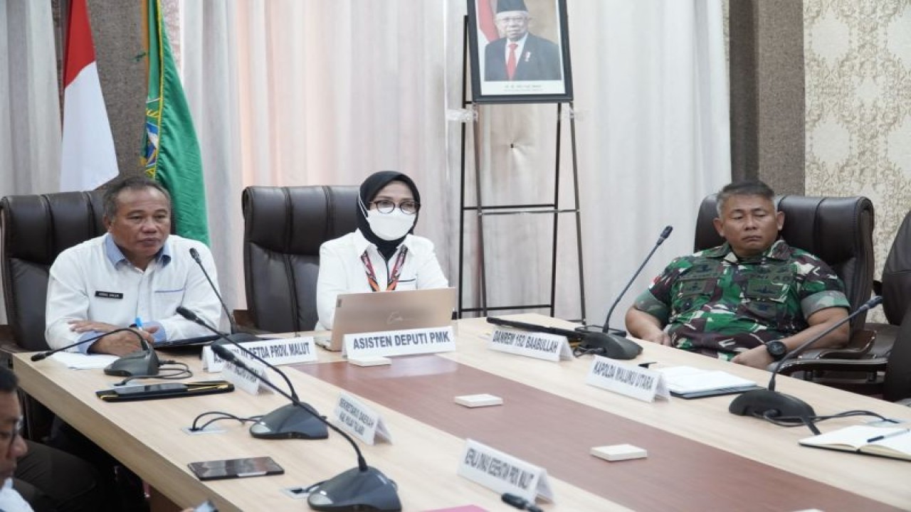 Asisten III Bidang Administrasi Umum Setda Pemprov Malut, Asrul Gailea, M,Si secara daring memimpin rapat teknis roadshow Menko PKM dalam rangaka percepatan penurunan stunting dan penghapusan kemiskinan ekstrem di Maluku Utara, bertempat di Kediaman Eks Crisant Ternate, Rabu (29/3/2023). ANTARA/Abdul Fatah (Abdul Fatah)