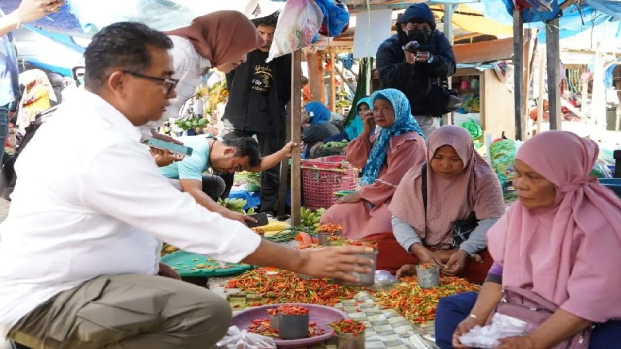 Penjabat Gubernur Sulbar Akmal Malik berbincang dengan pedagang saat melakukan pemantauan harga dan stok kebutuhan pokok di Pasar Sentral Mamuju, Sulbar, Rabu (22/3/2023). ANTARA/HO-Diskominfo Sulbar