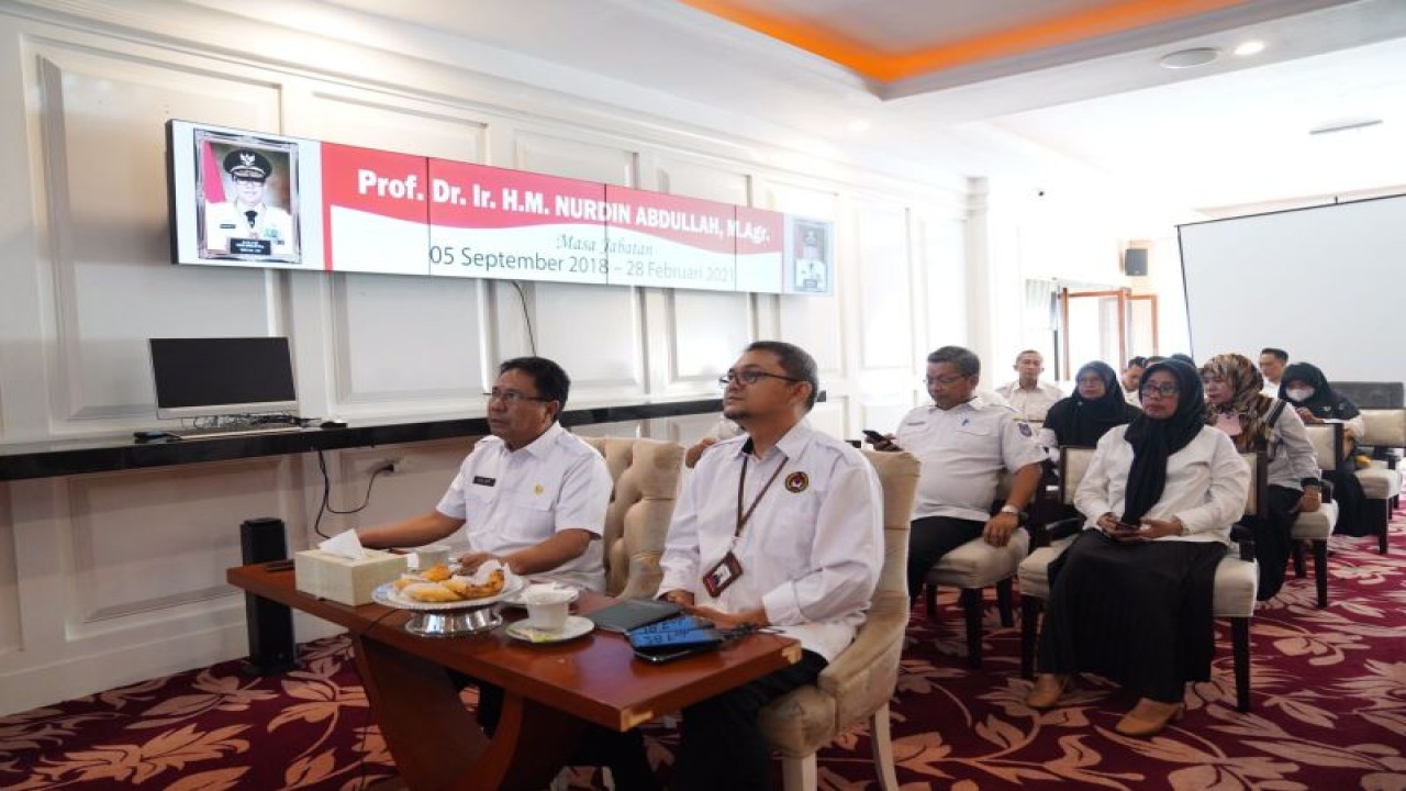 Penjabat Sekda Sulsel Andi Aslam (kiri) mengikuti rapat koordinasi penanganan kemiskinan ekstrim dan stunting di Makassar, Rabu (15/3/2023).ANTARA/HO-Humas Pemprov Sulsel
