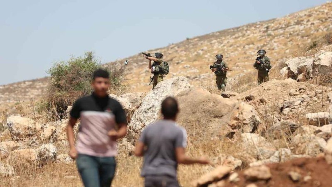 Arsip - Seorang tentara Israel menembakkan tabung gas air mata ke arah sejumlah pengunjuk rasa Palestina dalam bentrokan di Desa Beit Dajan, sebelah timur Nablus, Tepi Barat, Jumat (29/7/2022). (ANTARA FOTO/Xinhua/Ayman Nobani/rwa.)