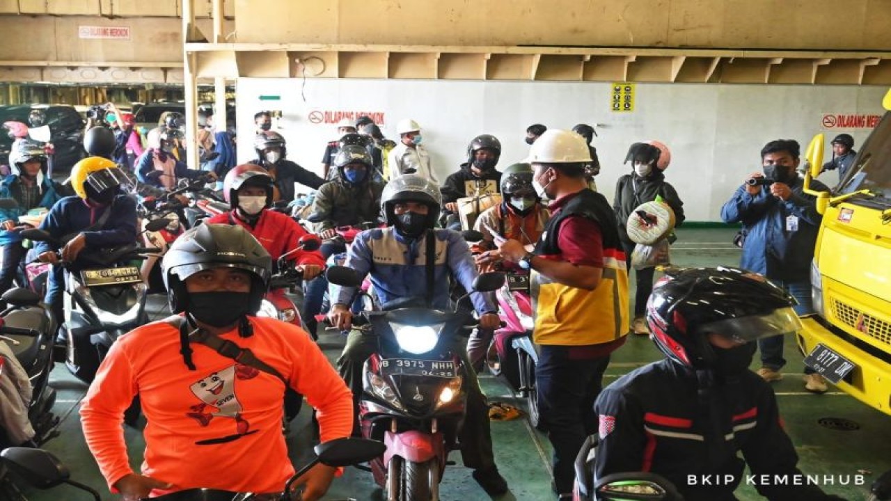 Pemudik sepeda motor memanfaatkan angkutan mudik gratis menggunakan kapal laut. ANTARA/HO-BKIP Kemenhub.