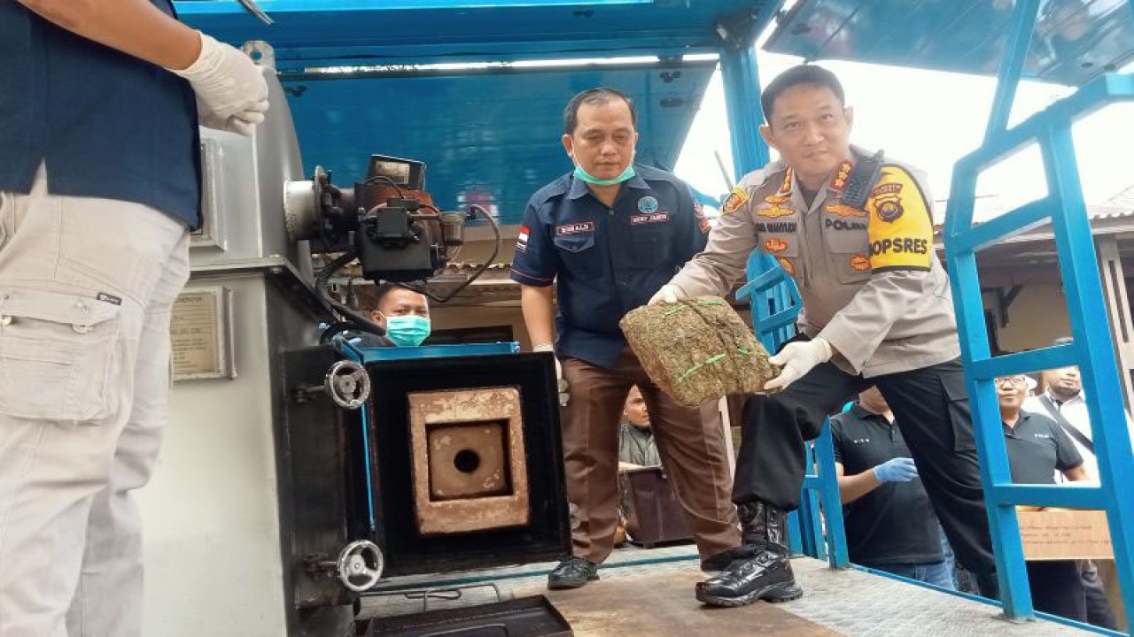 Pemusnahan barang bukti narkotika ganja, sabu dan pil ekstasi di Polresta Jambi, Rabu (15/3/2023). (ANTARA/Tuyani)