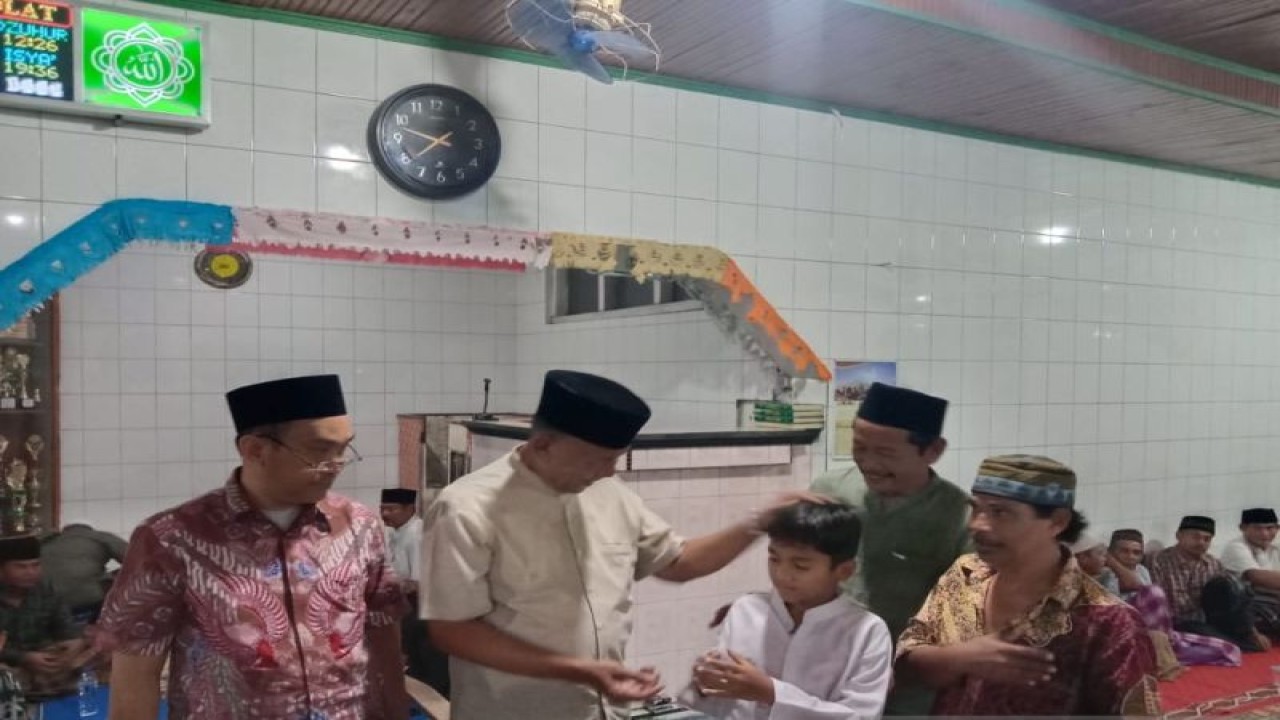 Bupati Pesisir Selatan Rusma Yul Anwar mengantarkan bantuan saat Safari Ramadhan di daerah langganan banjir. ANTARA/Dok Pemkab Pessel
