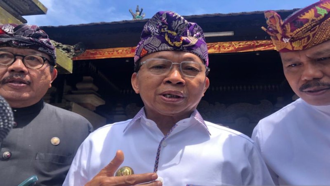 Gubernur Bali Wayan Koster saat diwawancara di Taman Budaya, Art Center, Denpasar. ANTARA/Ni Putu Putri Muliantari