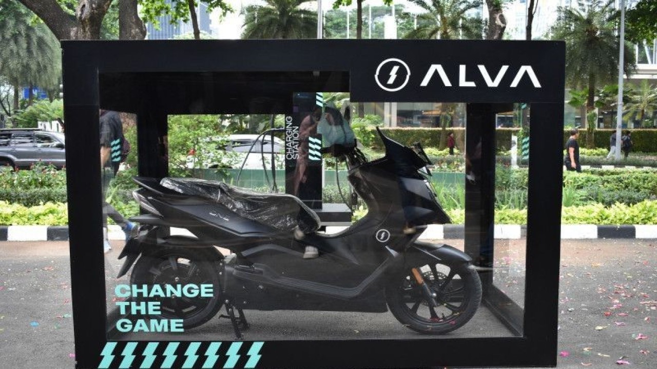 Peneyerahan pertama Alva One kepada konsumen. (ANTARA/Ho)