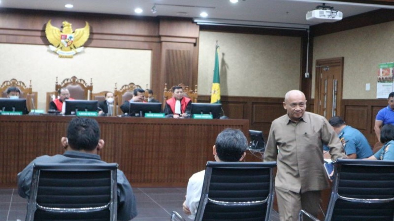 Direktur Jenderal Kekuatan Pertahanan pada Kementerian Pertahanan RI (Kemenhan) periode Agustus 2012 - September 2016 Laksamana Muda TNI Purnawirawan Agus Purwoko menjalani sidang pembacaan dakwaan bersama dua terdakwa lain dalam perkara pengadaan satelit slot Orbit 123 derajat Bujur Timur (BT) pada Kementerian Pertahanan tahun 2012 sampai 2021 di Pengadilan Tindak Pidana Korupsi (Tipikor) Jakarta pada Kamis (2/3/2023). ANTARA/Desca Lidya Natalia
