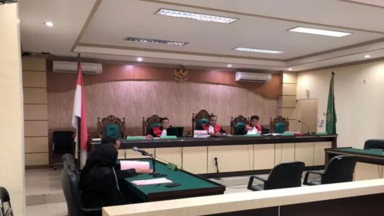Majelis hakim menggelar sidang perdana kasus dugaan korupsi pembangunan jembatan timbang di Kabupaten Tabalong dengan terdakwa MI secara virtual di Pengadilan Tipikor pada Pengadilan Negeri Banjarmasin, Kalimantan Selatan, Rabu (1/3/2023). ANTARA/HO-Kejaksaan Negeri Tabalong