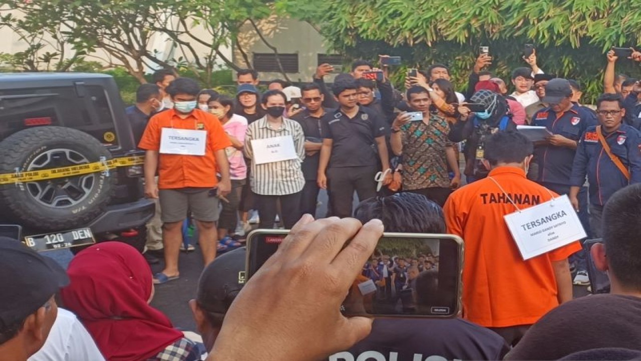 Kedua tersangka kasus penganiayaan di Pesanggrahan, Jakarta Selatan, yakni MDS (kanan membelakangi kamera) dan SL (kiri menghadap kamera) saat memperagakan penganiayaan terhadap D di Jakarta Selatan, Jumat (10/3/2023) (ANTARA/Ilham Kausar)