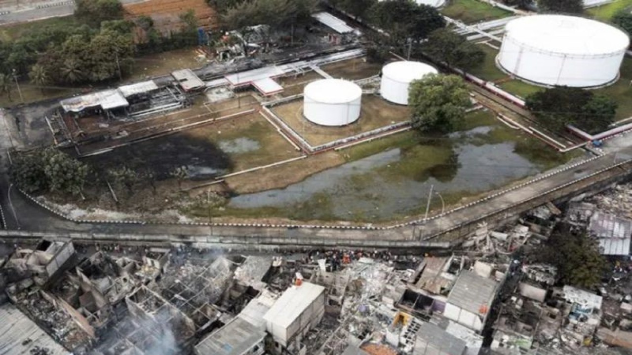 Foto udara permukiman penduduk yang hangus terbakar dampak kebakaran Depo Pertamina Plumpang di Jalan Koramil, Rawa Badak Selatan, Koja, Jakarta, Sabtu (4/3/2023) (ANTARA FOTO/M Risyal Hidayat/foc.)