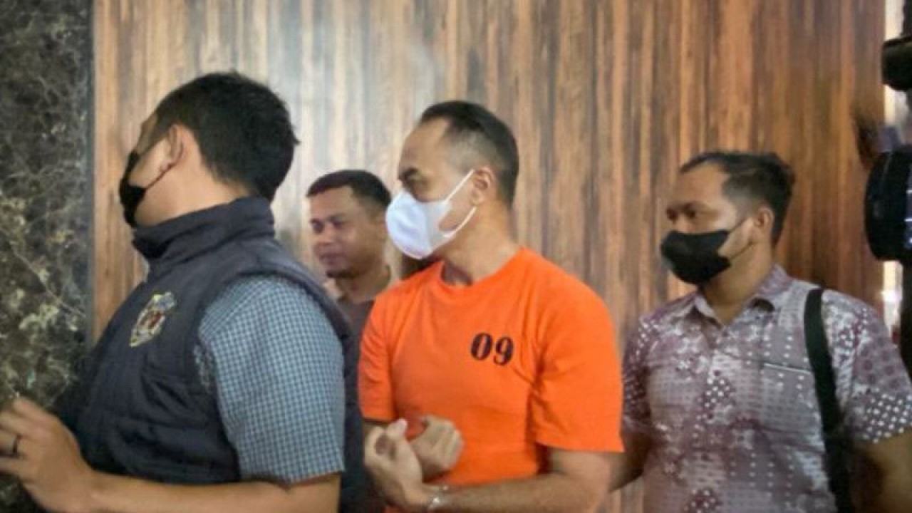 Polisi menahan tersangka penganiayaan anak kandung, Raden Indrajana Sofiandi (RIS) di Polres Metro Jakarta Selatan, Rabu (25/1/2023). ANTARA/Luthfia Miranda Putri