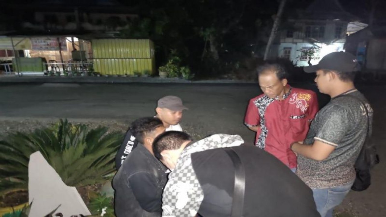 Penangkapan pengedar narkotika jenis sabu-sabu oleh personel Satresnarkoba Polres Pasangkayu di jalur trans Sulawesi. (ANTARA/HO/Humas Polres Pasangkayu)
