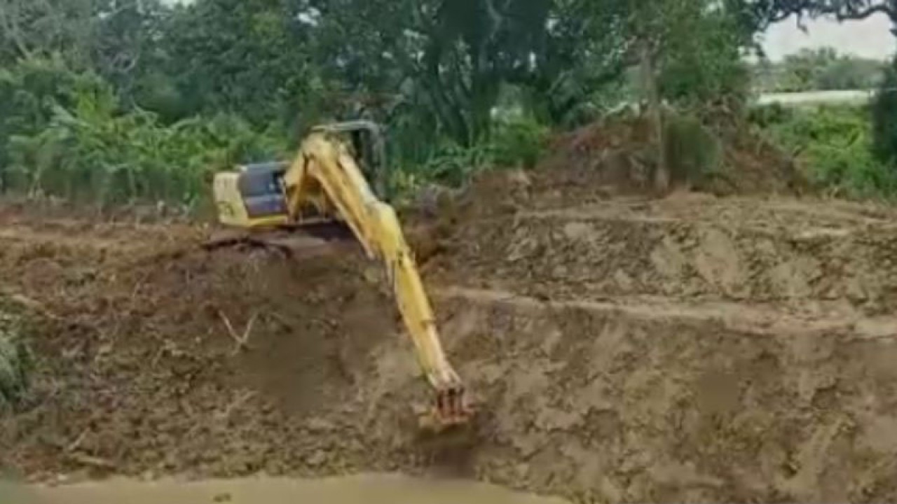 Pengerukan aliran sungai oleh Pemkab Pamekasan, Jawa Timur. (ANTARA/Abd. Aziz)