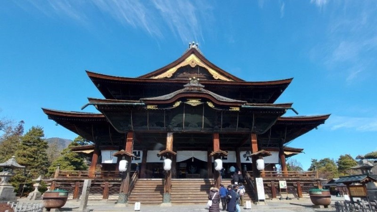 Pengunjung memasuki aula utama Kuil Zenkoji di Prefektur Nagano, Jepang, Jumat (17/2/2023). (ANTARA/Katriana)
