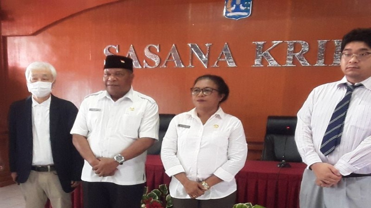 Asisten II Sekda Biak Lot Yensenem dan Staf Ahli Bupati Tinneke Mansnembra bersama dua pengusaha Jepang, Rabu (8/3). ANTARA/Muhsidin