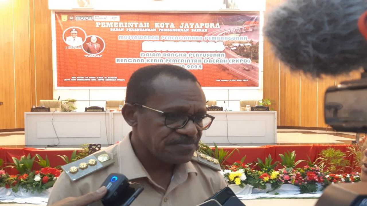 Penjabat Wali Kota Jayapura Frans Pekey (FOTO ANTARA/Ardiles Leloltery)
