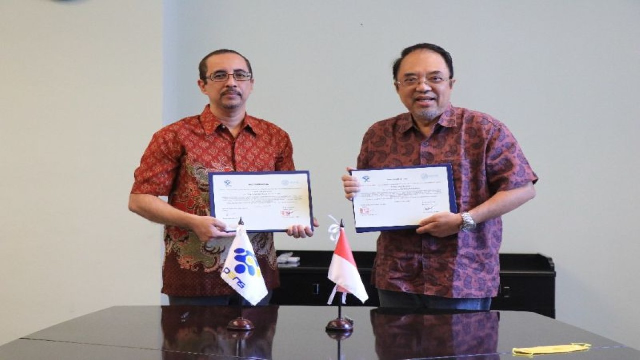 Direktur PENS, Aliridho Barakbah, S.Kom, Ph.D (kiri) dan Direktur Utama GRAIN, Ferry A. Sangeroki menunjukkan nota kesepahaman yang ditanda tangani guna mendukung pemerintah mewujudkan kemandirian industri transportasi listrik di Indonesia. (ANTARA/HO-Humas PENS)