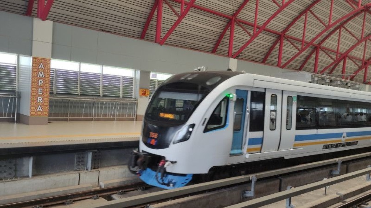 Ilustrasi - Sebuah train set kereta api ringan (LRT) melintas di Stasiun Ampera Palembang, Sumatera Selatan. ANTARA/M Riezko Bima Elko P/22.