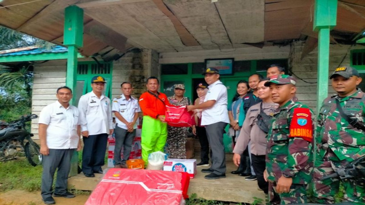 Penyaluran bantuan Pemkab Bengkayang kepada korban banjir, Kamis (2/3/2023). (ANTARA/HO-BPBD Bengkayang)