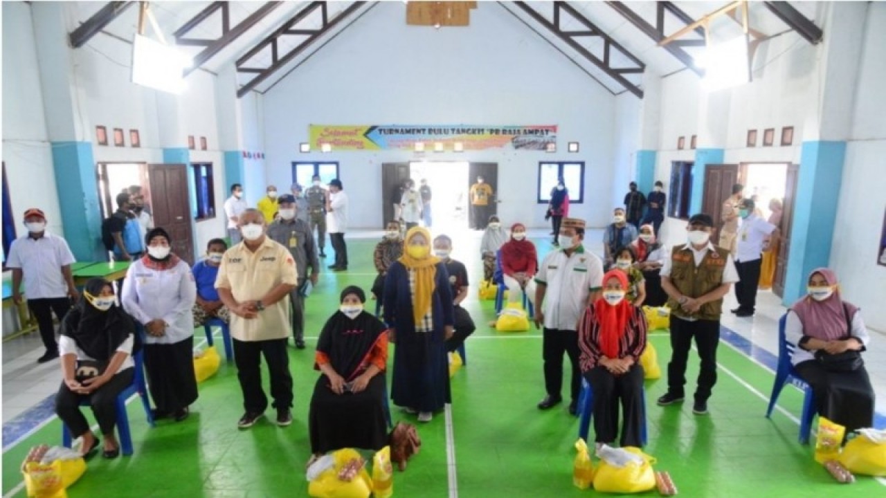 Penyaluran bantuan pangan kepada korban banjir di Kabupaten Pohuwato, Rabu. (ANTARA/HO-Kominfo)