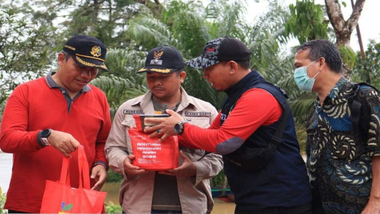 Penyerahan bantuan untuk warga terdampak banjir di Bengkayang (ANTARA/Wati)