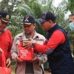 Penyerahan bantuan untuk warga terdampak banjir di Bengkayang (ANTARA/Wati)-1678157905