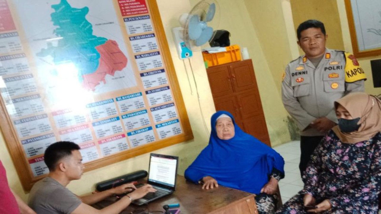 Penyidik Unit Reskrim Polsek Sagaranten Resor Sukabumi meminta keterangan dari warga terkait kasus tewasnya maling ayam akibat dihakimi massa di Kampung Kubang, Desa Mekartani, Kecamatan Cidadap, Kabupaten Sukabumi, Jabar pada Rabu, (29/3). Antara/Aditya Rohman (1)