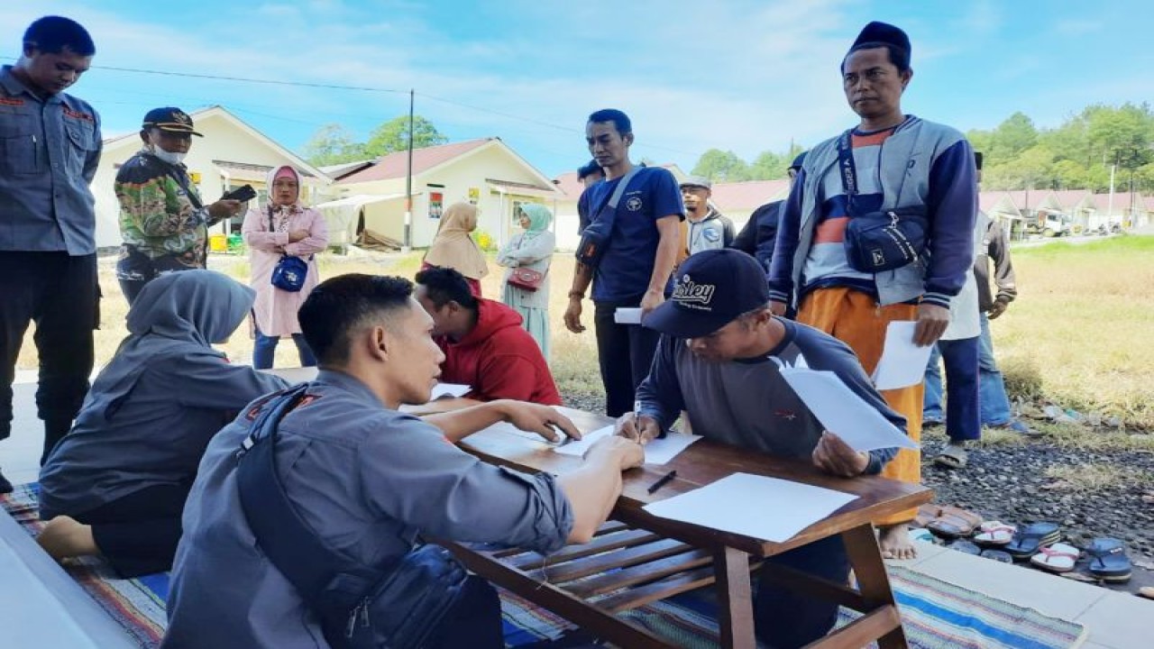 Penyintas bencana erupsi Semeru menerima kunci hunian sementara dan hunian tetap di Balai Pertemuan Blok F4 Daerah Relokasi Bumi Semeru Damai, Desa Sumbermujur, Kecamatan Candipuro, Kabupaten Lumajang, Provinsi Jawa Timur, Selasa (7/3/2023). (ANTARA/HO-Diskominfo Lumajang)