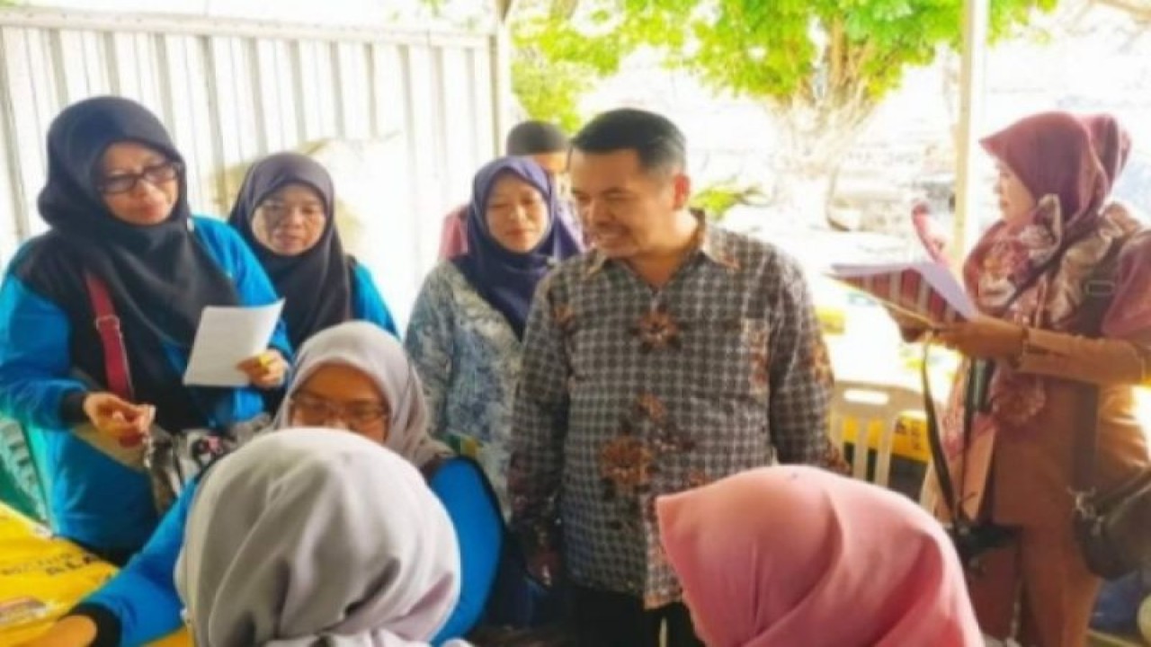 Kementrian Agama (Kemenag) Provinsi Sulbar menurunkan penyuluh agama untuk mengkampanyekan pentingnya sertifikasi halal kepada pelaku usaha di Kabupaten Majene, Sabtu (18/3/2023) ANTARA Foto/ M Faisal Hanapi