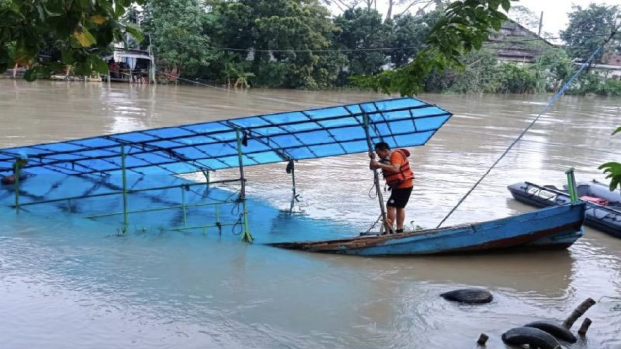 Peristiwa perahu tambang yang terbalik di sungai kawasan Jalan Mastrip Kemlaten Surabaya, Sabtu (25/3/2023). (ANTARA/Ananto Pradana)