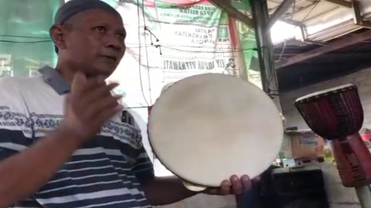Perajin rebana di Blitar, Jawa Timur, mencoba alat musik apakah sudah pas atau belum. ANTARA/ HO-perajin rebana