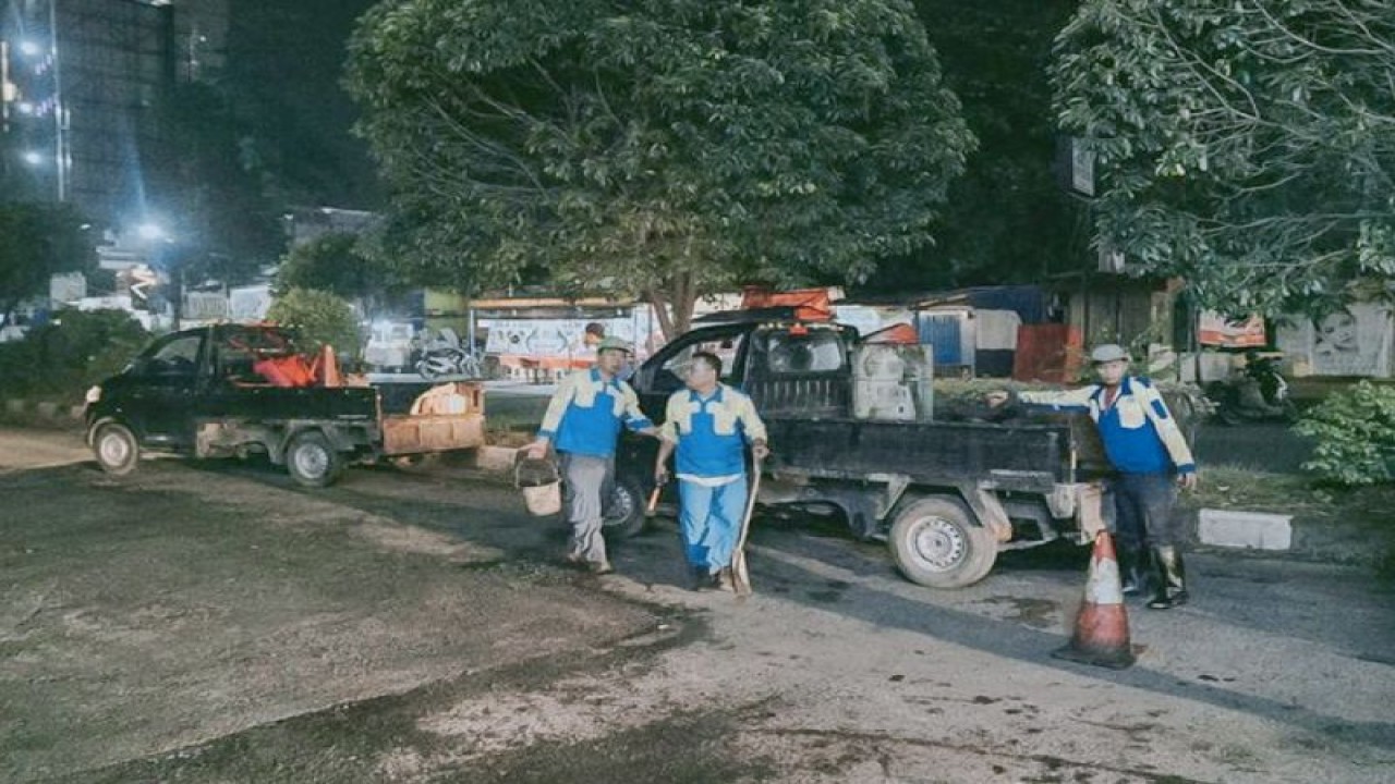Perbaikan atau penambalan jalan rusak. (ANTARA/HO-Pemkab Karawang)