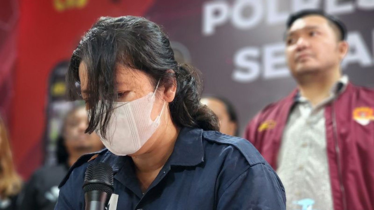 Seorang perempuan pelaku penggelapan kendaraan rental dihadirkan saat pers rilis di Polrestabes Semarang, Jumat (10/3/2023) (ANTARA/ I.C.Senjaya)