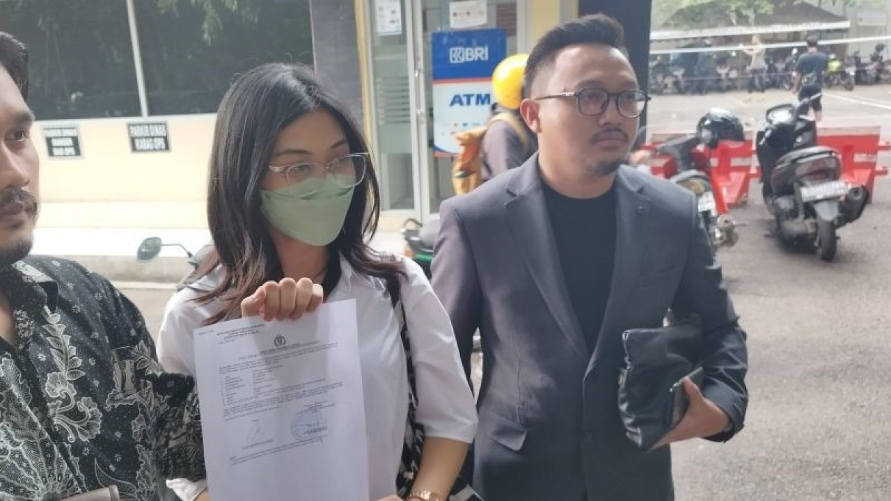 Korban dugaan penganiayaan berinisial SHM (tengah) didampingi kuasa hukumnya Chandra Mahardika (kanan) membuat laporan polisi di Polrestabes Bandung, Kota Bandung, Jawa Barat, Kamis (9/3/2023). (ANTARA/Bagus Ahmad Rizaldi)