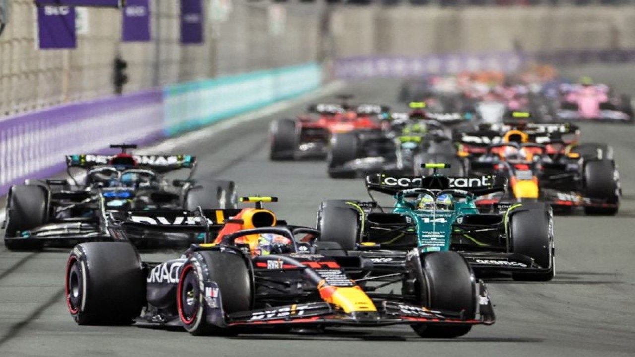 Pebalap Red Bull Sergio Perez asal Meksiko menjalani Grand Prix Arab Saudi, Sirkuit Jeddah Corniche, Jeddah. (19/3/2023) (AFP/GIUSEPPE CACACE)