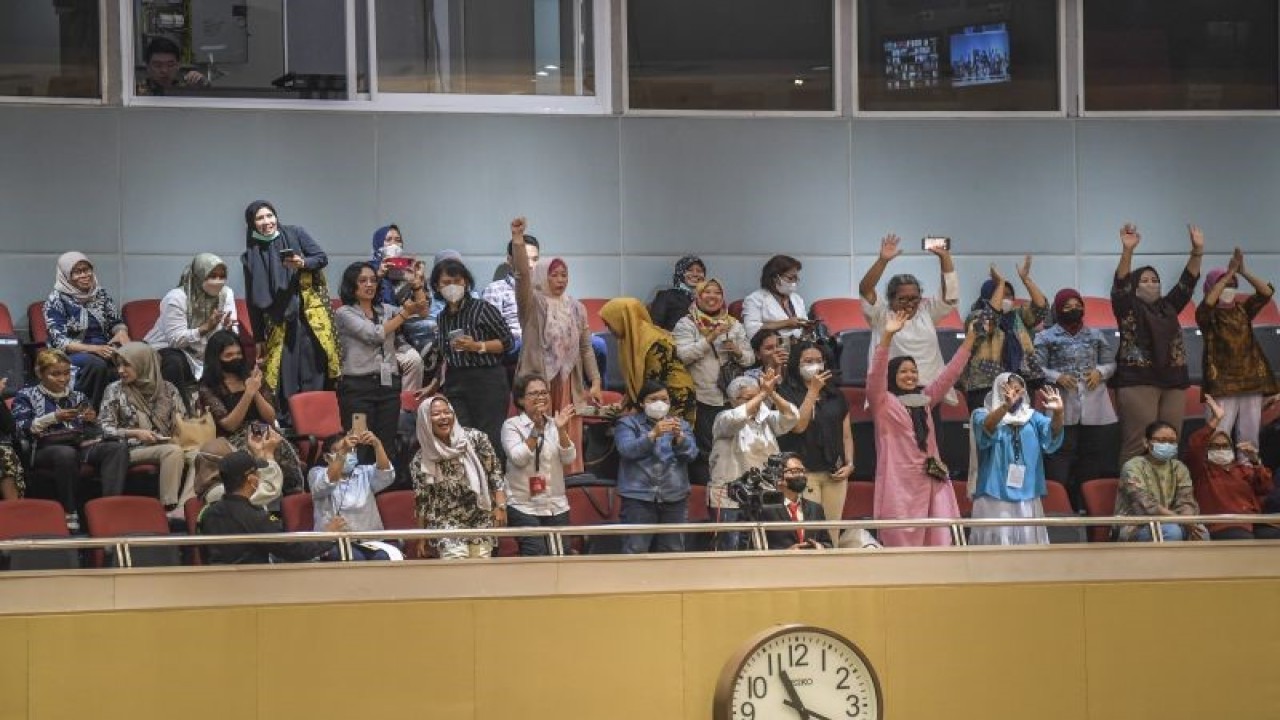 Dokumen - Pengunjung melambaikan tangan usai disahkannya RUU PPRT menjadi usul inisiatif DPR saat Sidang Paripurna DPR ke-19 Masa Persidangan IV Tahun Sidang 2022-2023 di Kompleks Parlemen, Senayan, Jakarta, Selasa (21/3/2023). ANTARA FOTO/Galih Pradipta/aww. (ANTARA FOTO/GALIH PRADIPTA)