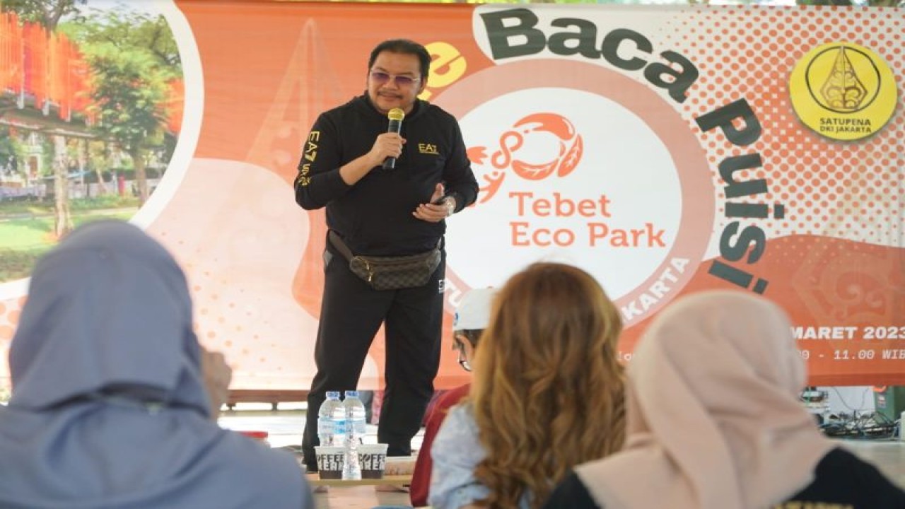 Denny JA saat memberikan sambutan pada kegiatan Parade Puisi yang digelar di Pavillion Selatan, Tebet Eco Park, Jakarta, Minggu (12/3). (ANTARA/HO-Dokumentasi Pribadi)