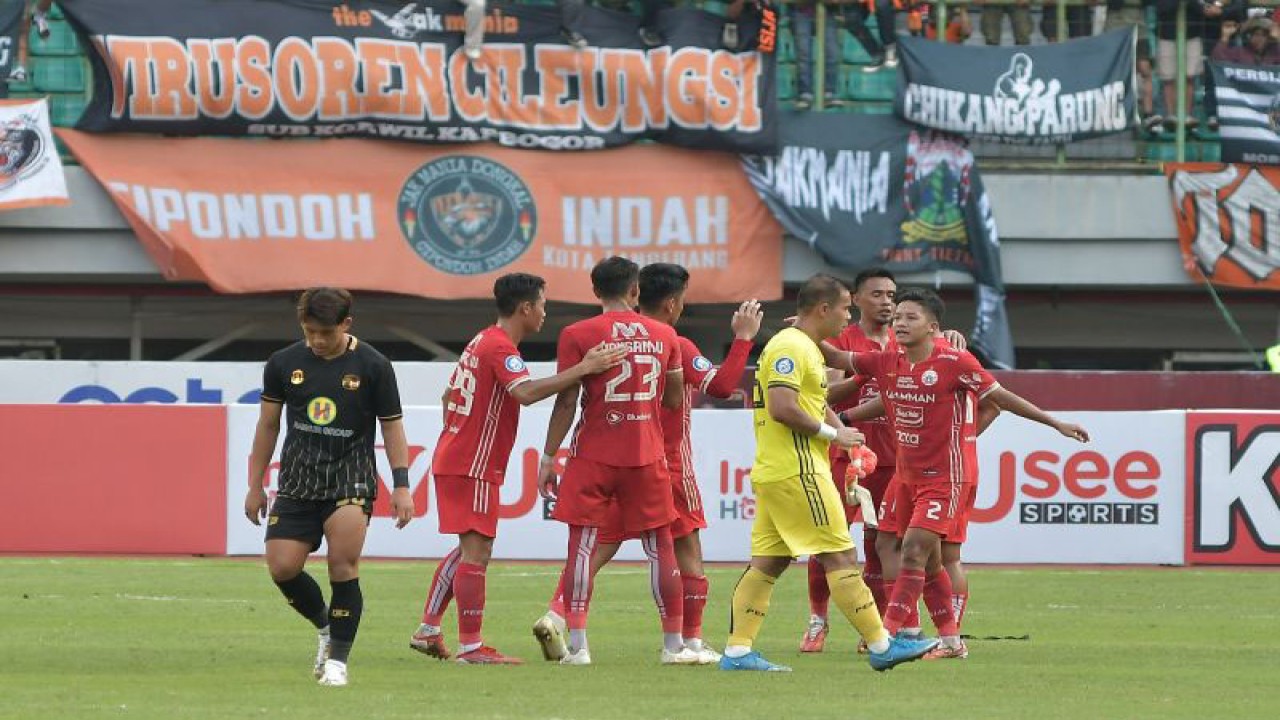 Sejumlah pesepak bola Persija Jakarta melakukan selebrasi usai menang dari PS Barito Putera pada laga lanjutan Liga 1 di Stadion Patriot Chandrabhaga, Bekasi, Jawa Barat, Rabu (22/2/2023). Persija Jakarta menang dengan skor 2-1 . ANTARA FOTO/ Fakhri Hermansyah/aww.