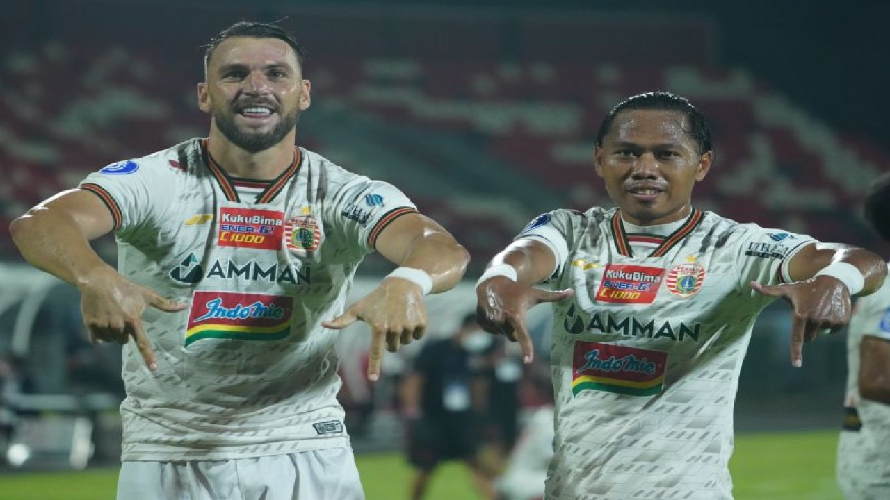 Penyerang Persija Marko Simic (kiri), bersama rekan setimnya Tony Sucipto, merayakan gol yang dicetaknya ke gawang PSIS pada laga pekan ke-18 Liga 1 Indonesia 2021-2022 di Stadion Kapten I Wayan Dipta, Bali, Kamis (6/1/2021). Persija memenangkan pertandingan itu dengan skor 2-1. (ANTARA/HO/Persija)