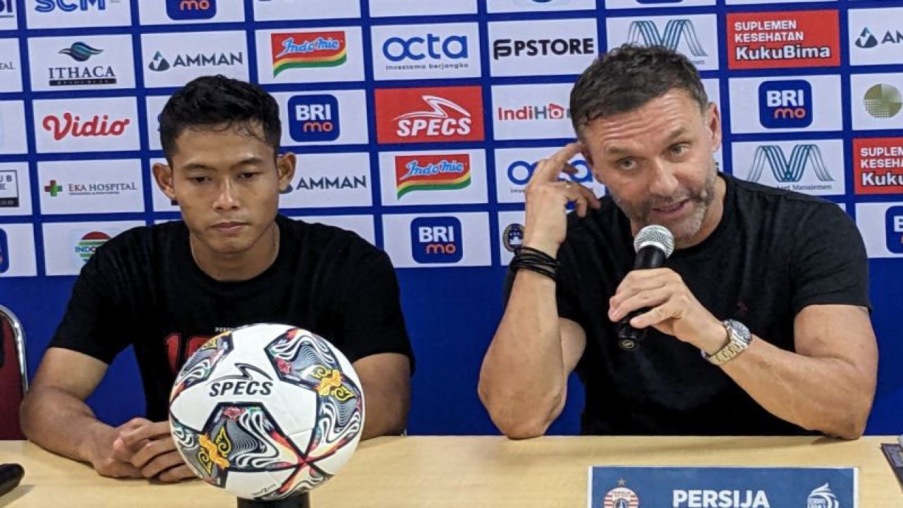 Pelatih Persija Thomas Doll (kanan) dan bek skuadnya Ahmad Birrul Walidain memberikan pernyataan usai laga lanjutan Liga 1 Indonesia 2022-2023 kontra RANS Nusantara FC, yang dimenangkan Persija dengan skor 3-1, di Stadion Patriot Candrabhaga, Bekasi, Jumat (3/2/2023). (ANTARA/Michael Siahaan)