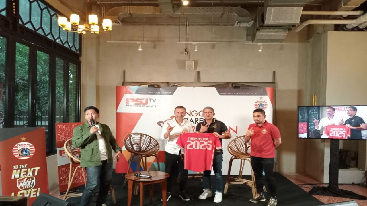 Pelatih Persija Jakarta Thomas Doll (kedua dari kiri) berfoto bersama Presiden Persija Mohamad Prapanca (kedua dari kanan) pada acara diskusi dengan para pewarta yang berlangsung di Jakarta, Sabtu (25/3/2023). (ANTARA/RAUF ADIPATI)