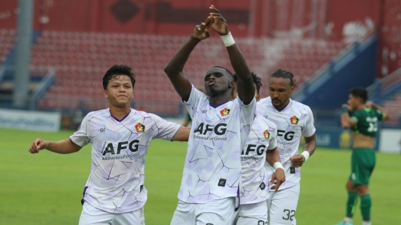 Pesepak bola Persik Kediri Flavio Silva berselebrasi usai mencetak gol ke gawang Persebaya Surabaya pada pertandingan Liga 1 di Stadion Brawijaya, Kota Kediri, Jawa Timur, Sabtu (18/3/2023). ANTARA FOTO/Prasetia Fauzani/rwa.