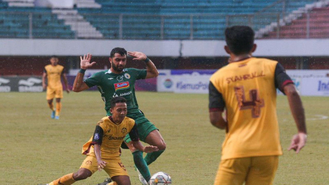 Foto arsip - Pesepak bola Persikabo 1773 Roni Sugeng (kiri) berebut bola denga pesepak bola PSS Sleman Ayoub (kedua kiri) saat Laga BRI Liga 1 di Stadion Maguwoharjo, Sleman, D.I Yogyakarta, Minggu (26/2/2023). Persikabo 1973 berhasil mengalahkan PSS Sleman dengan skor 2-1. ANTARA FOTO/Andreas Fitri Atmoko/nz (Antara Foto/Andreas Fitri Atmoko)